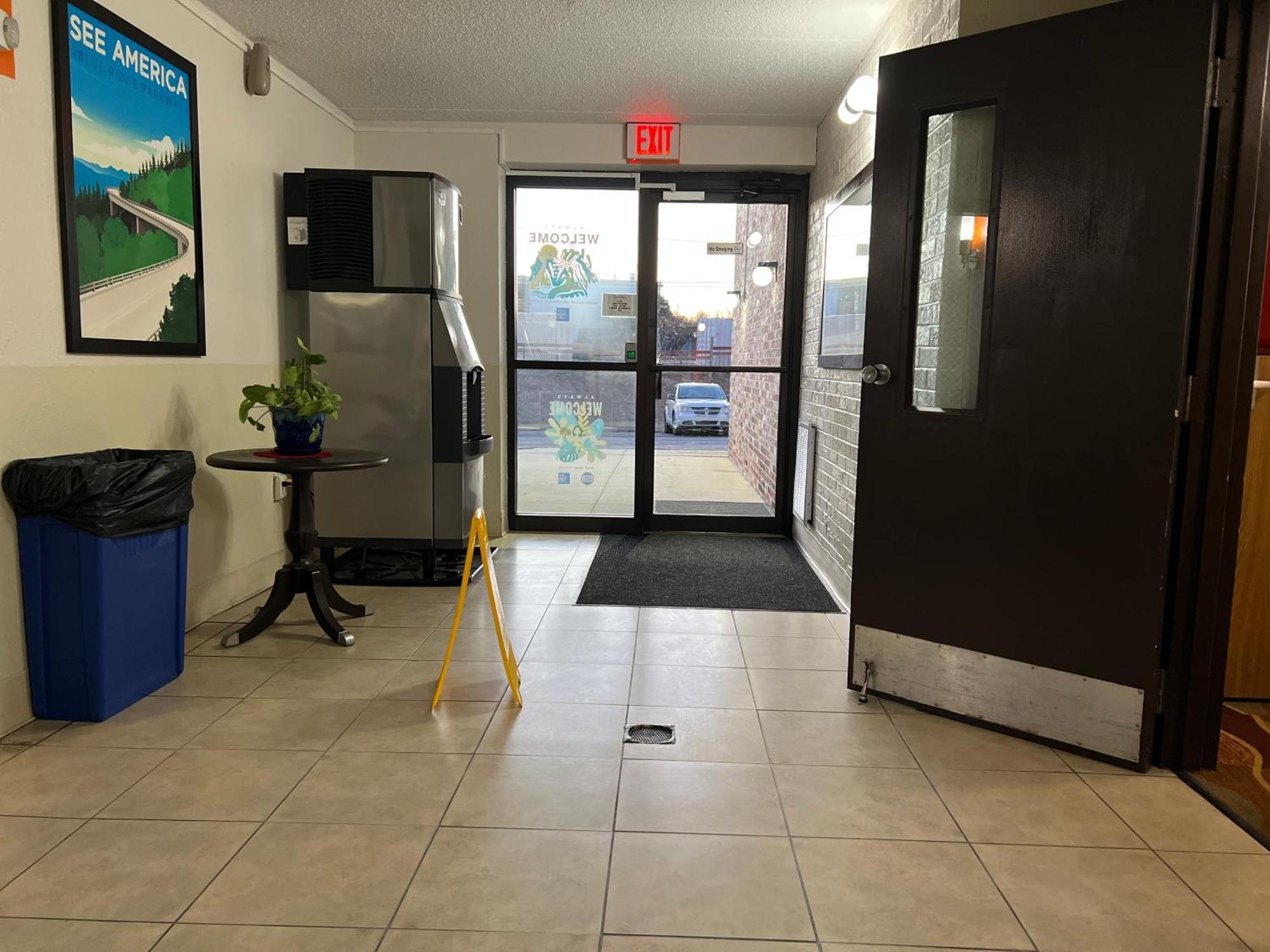 Travelodge By Wyndham Wytheville Εξωτερικό φωτογραφία